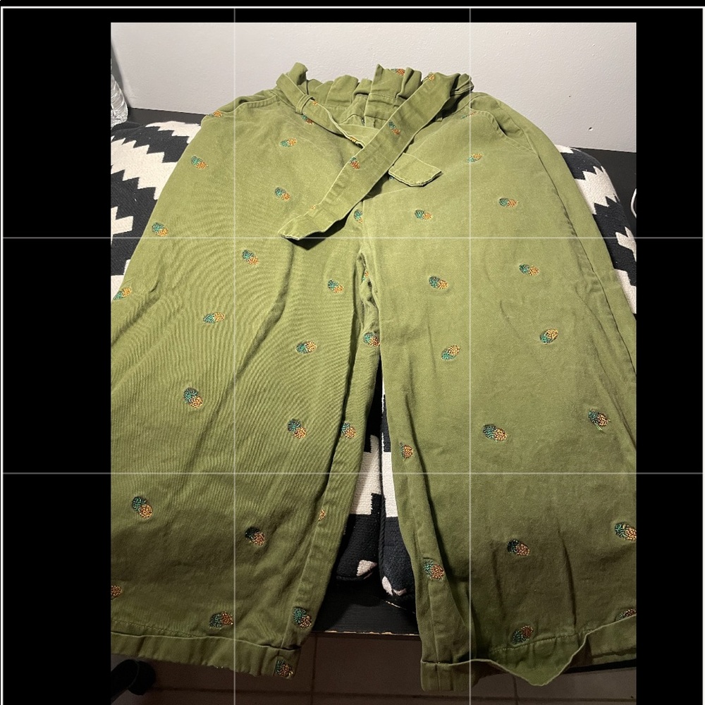 Green pineapple capris